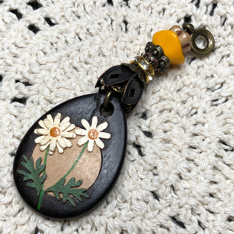 daisy wood necklace pendant