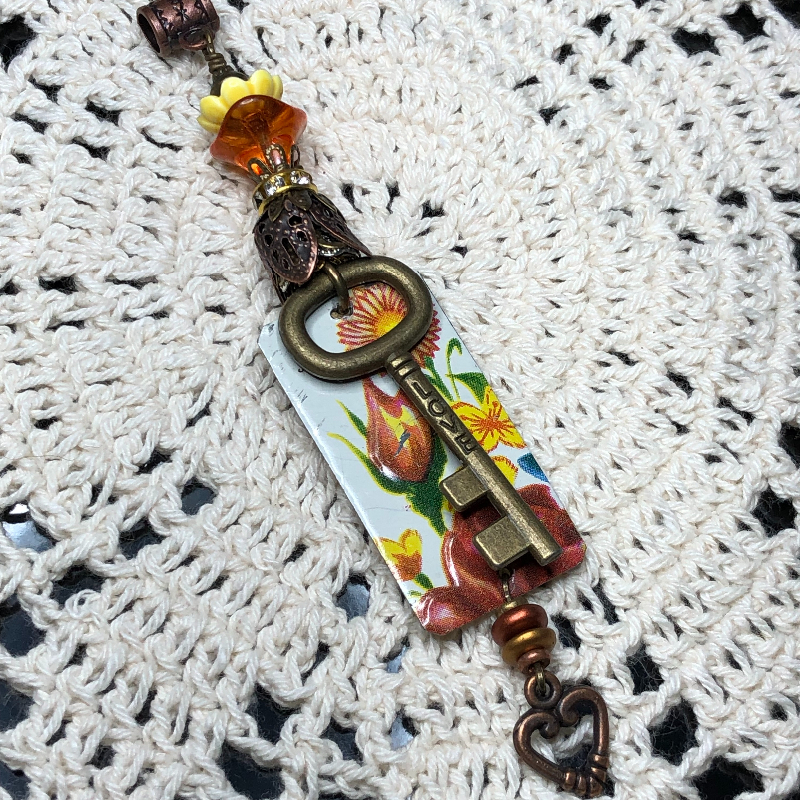 garden of roses vintage floral tin, key-necklace pendant