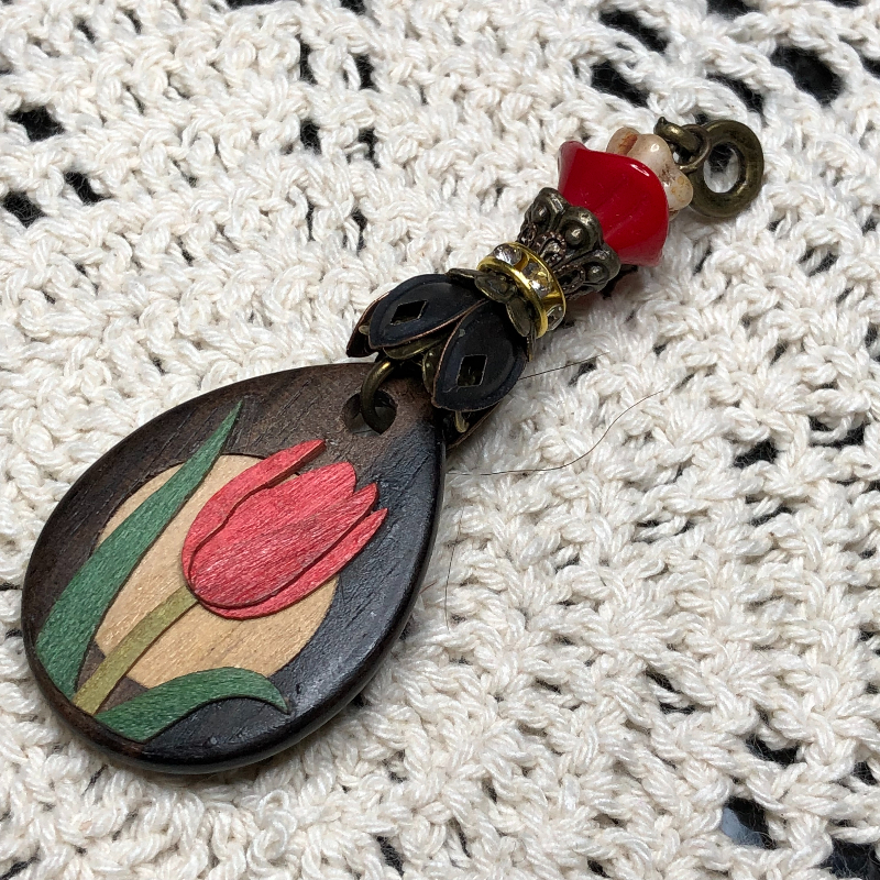 red tulip[ flower wood necklace pendant