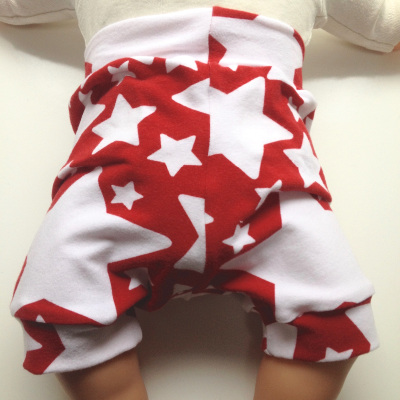 6-12 months -- Cotton Red Star Shorties - Medium.