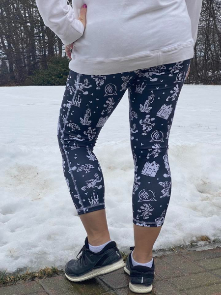 R103 Running With Character Monochrome LARGE SCALE