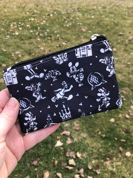 R103 Running With Character Monochrome SMALL SCALE